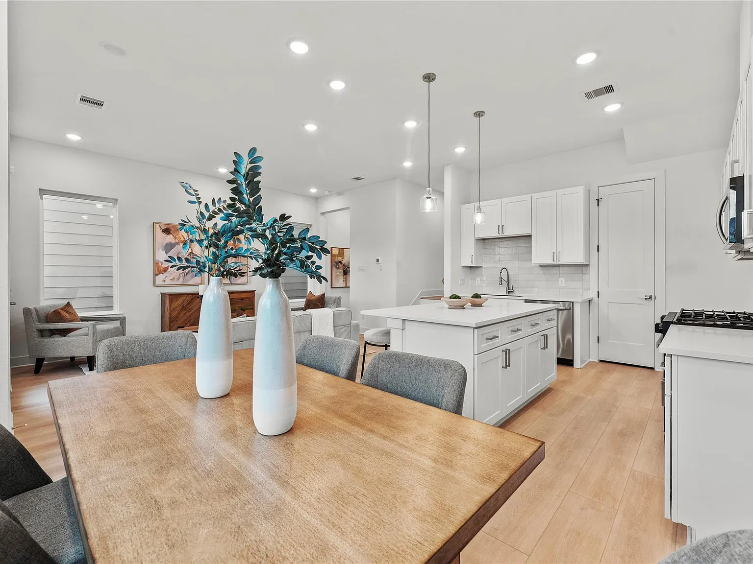 3 bed, 2.5 bath, 1658 sqft, $2,500 — Photo 4