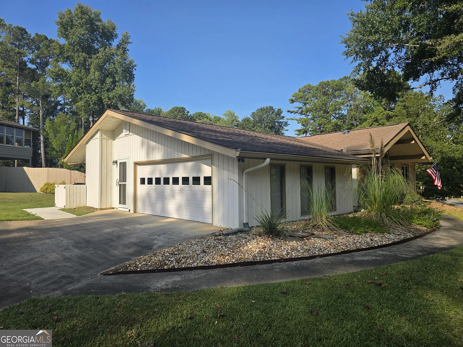 3 bed, 2.0 bath, 1712 sqft, $2,600 — Photo 2