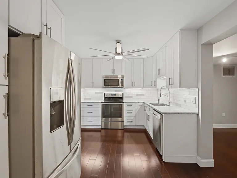 7047 Leewood Forest Dr — Photo 3