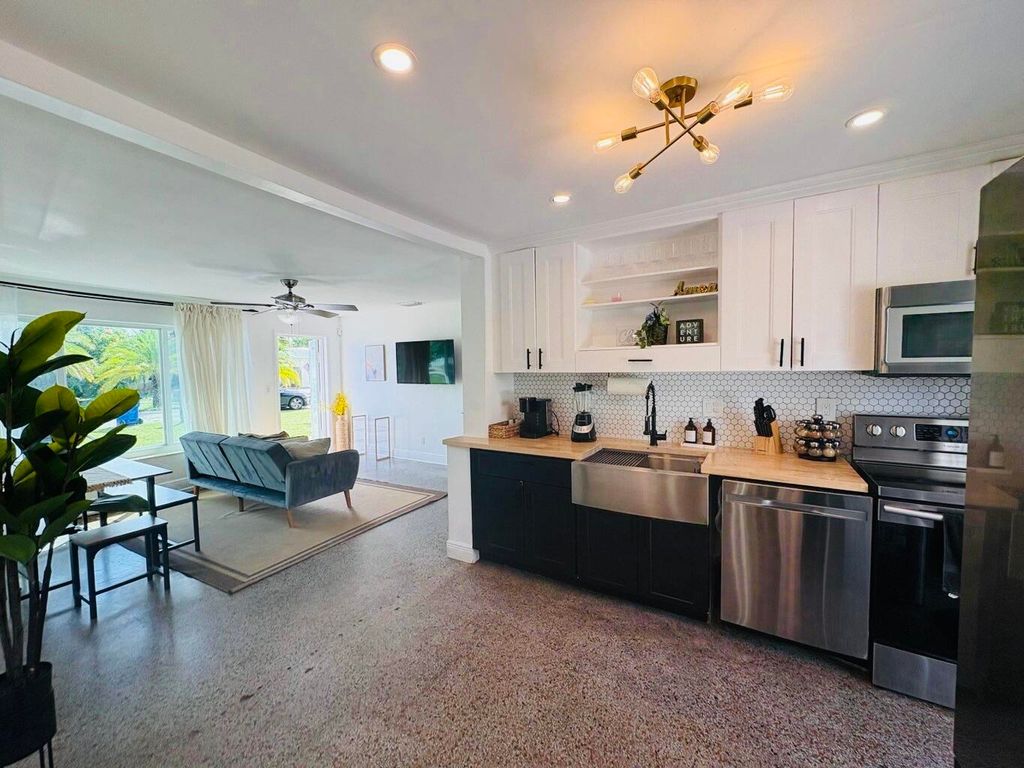 2711 NE 11TH Terrace, photo 3