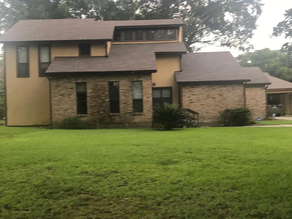Front of home in Oakbourne Subdivision near Oakbourne Country club.