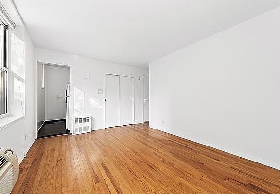 4th image of 301 E 84th St APT 3A