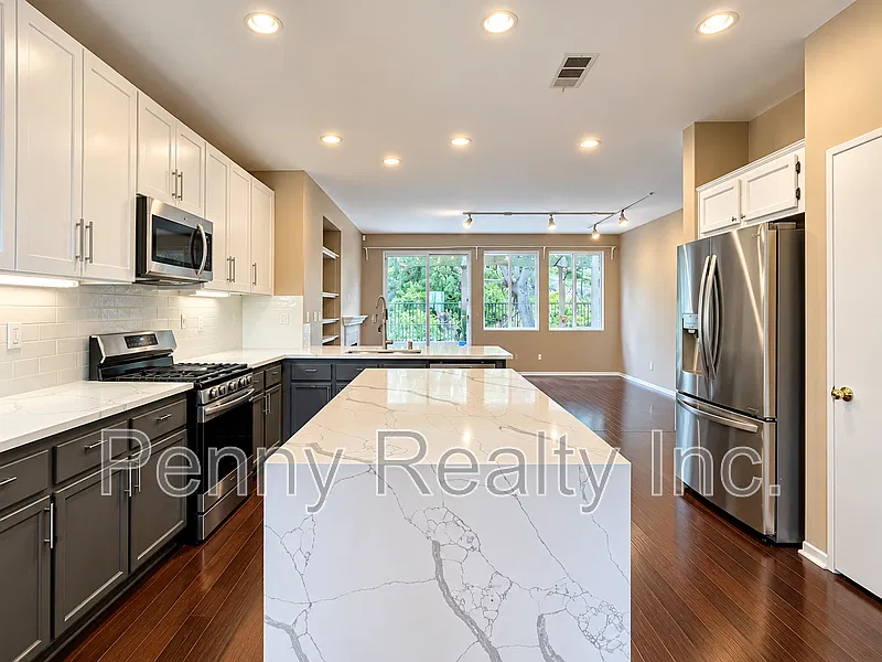 4 bed, 3.0 bath, 2116 sqft, $4,450 — Photo 2