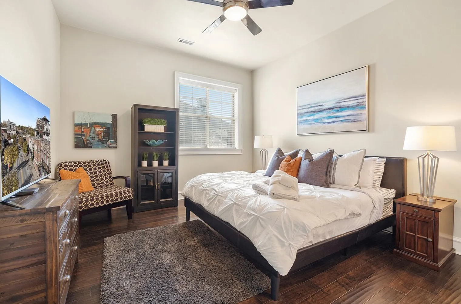 3 bed, 2.0 bath, 1377 sqft, $5,651 — Photo 3