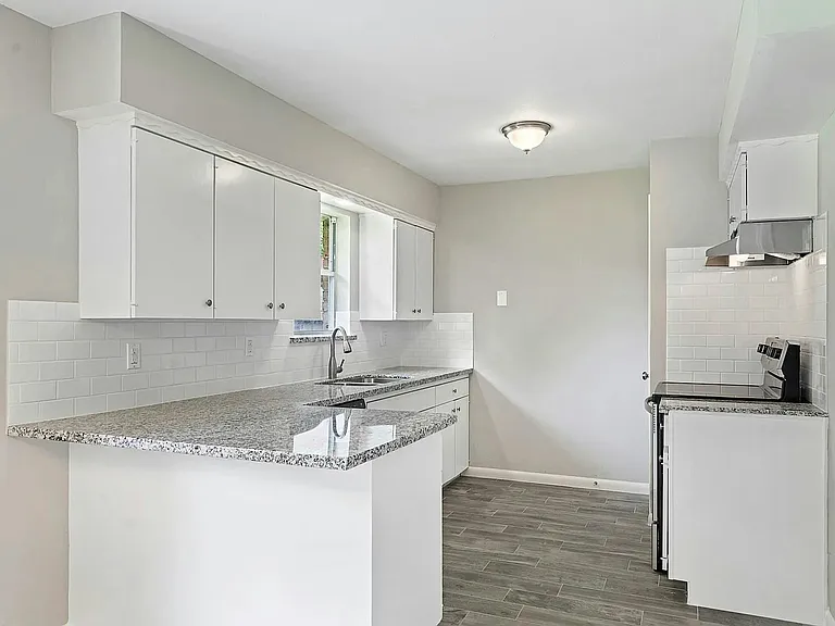 5815 Effingham Dr — Photo 4