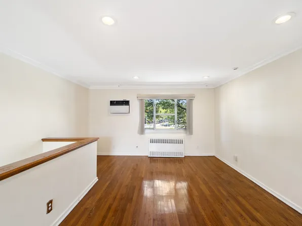 227-16 Hillside Avenue image 3 of 23