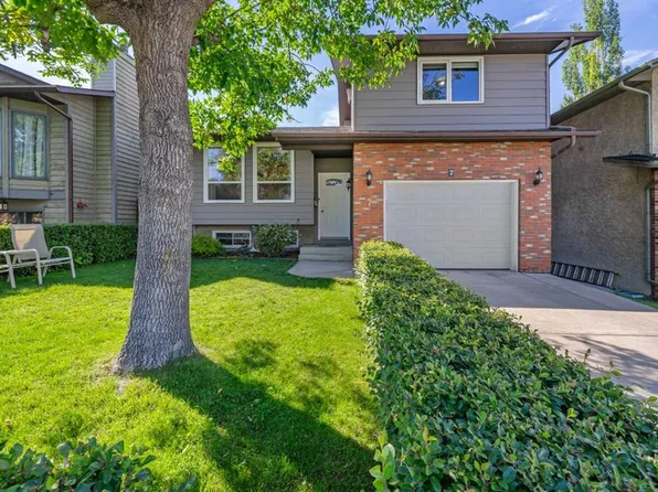 7 E Bernard Ct NW, Calgary, AB T3K 2B3