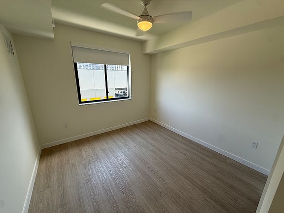 5th image of 2505 NE 193rd St #202