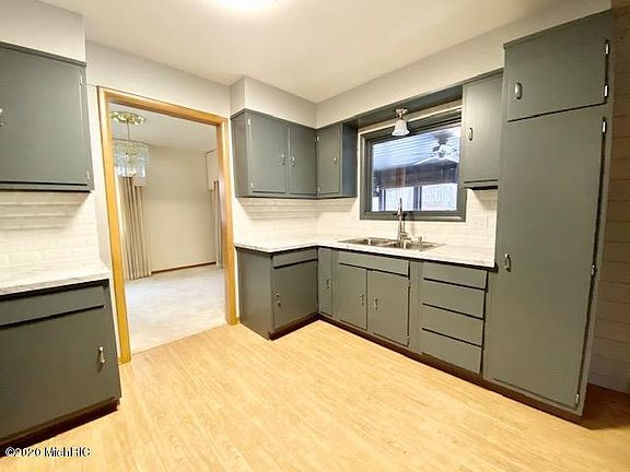 5th image of 762 Beaumont Dr NW