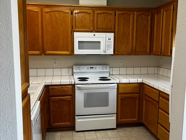 751 Silchester Ct — Photo 2