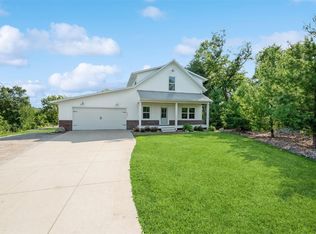 9207 Feather Ridge Rd, Cedar Rapids, IA 52411