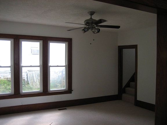 5th image of 61 Main St N