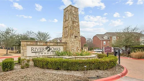305 Holleman Dr E Photo 1