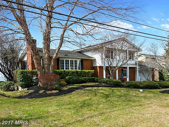 2nd image of 214 Queen Anne Club Dr