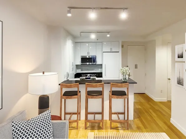 320 West 38th Street image 2 of 13