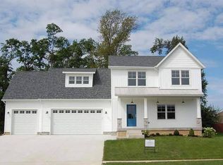 316 N 8th St, Le Claire, IA 52753