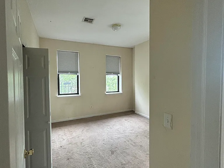 37 W 14th St — Photo 8