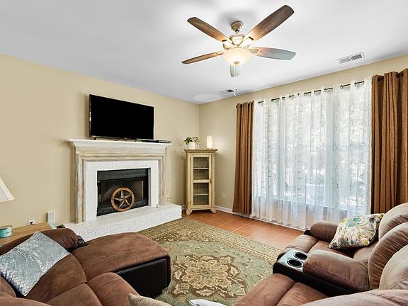 2nd image of 406 Middle Valley Ln