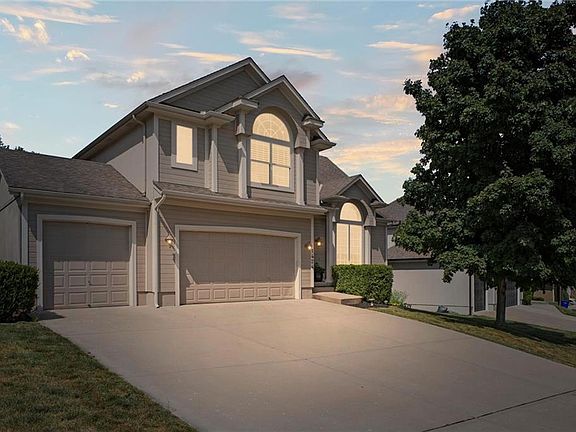 3rd image of 1424 NE Stonewood Dr