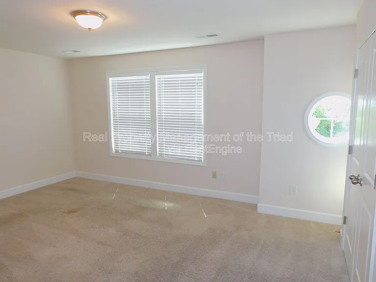 1427 Sawyer Ave — Photo 25