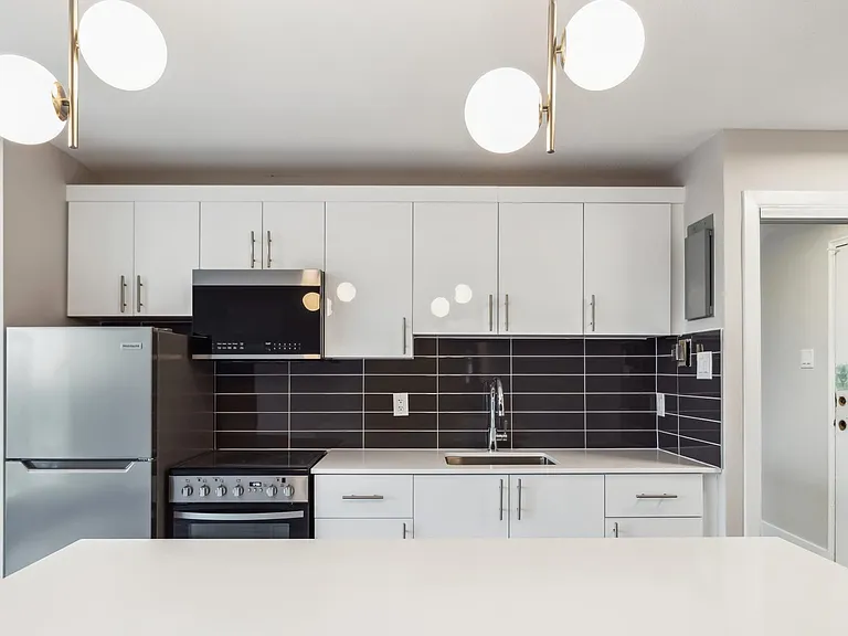 325 Besserer St — Photo 31