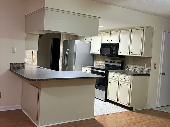 4th image of 2224 Travelers Palm Dr