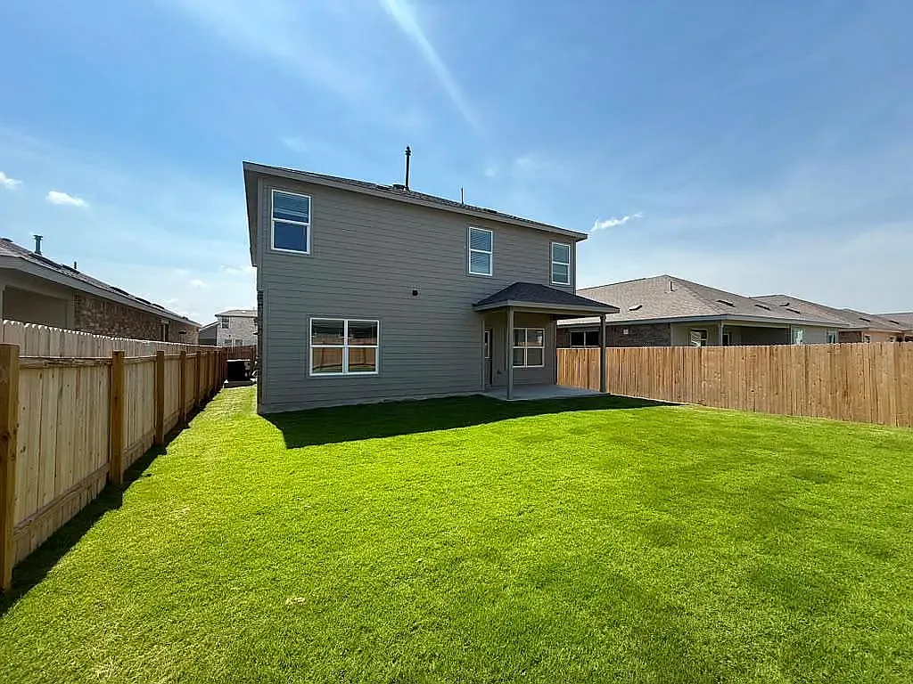 5 bed, 2.5 bath, 2532 sqft, $2,599 — Photo 4