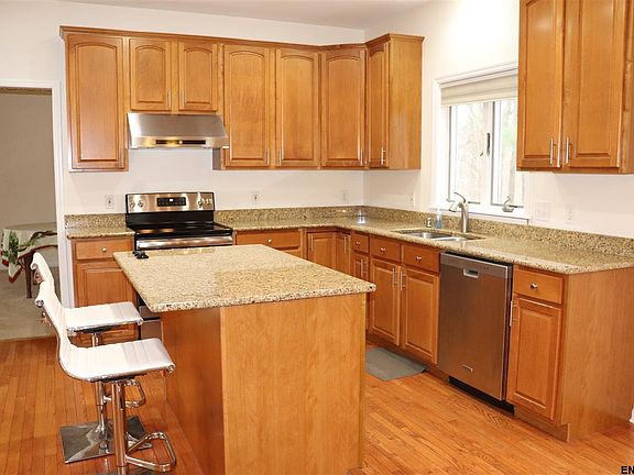 3rd image of 6 Cathywood Ct