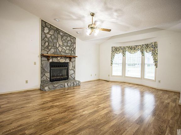 2nd image of 1875 Plaza Dr