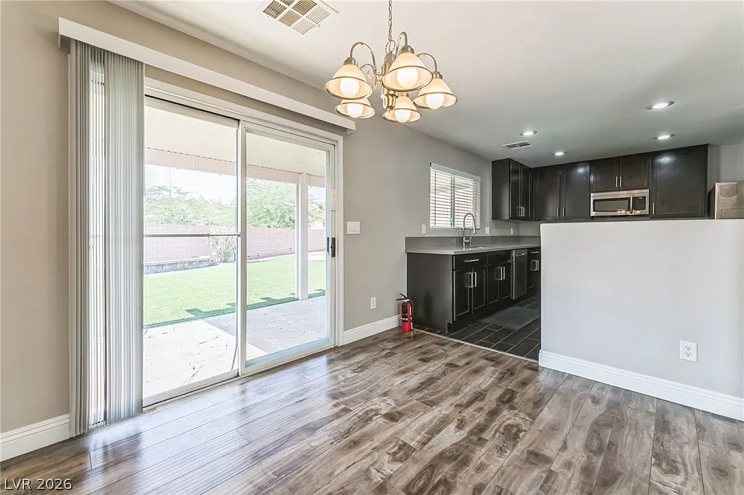 4 bed, 2.5 bath, 1614 sqft, $2,335 — Photo 3