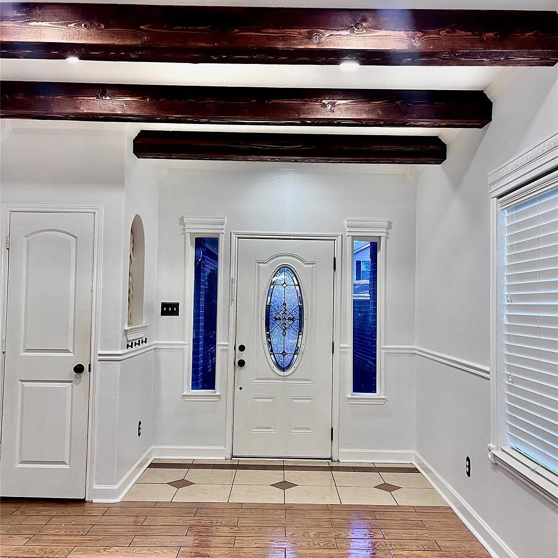 3 bed, 2.5 bath, 1930 sqft, $2,000 — Photo 2
