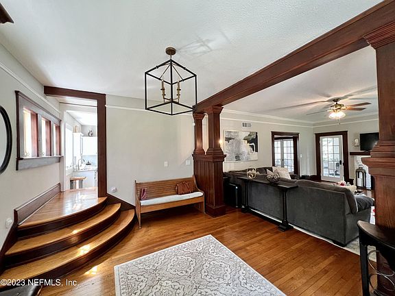 4th image of 2963 Oak St