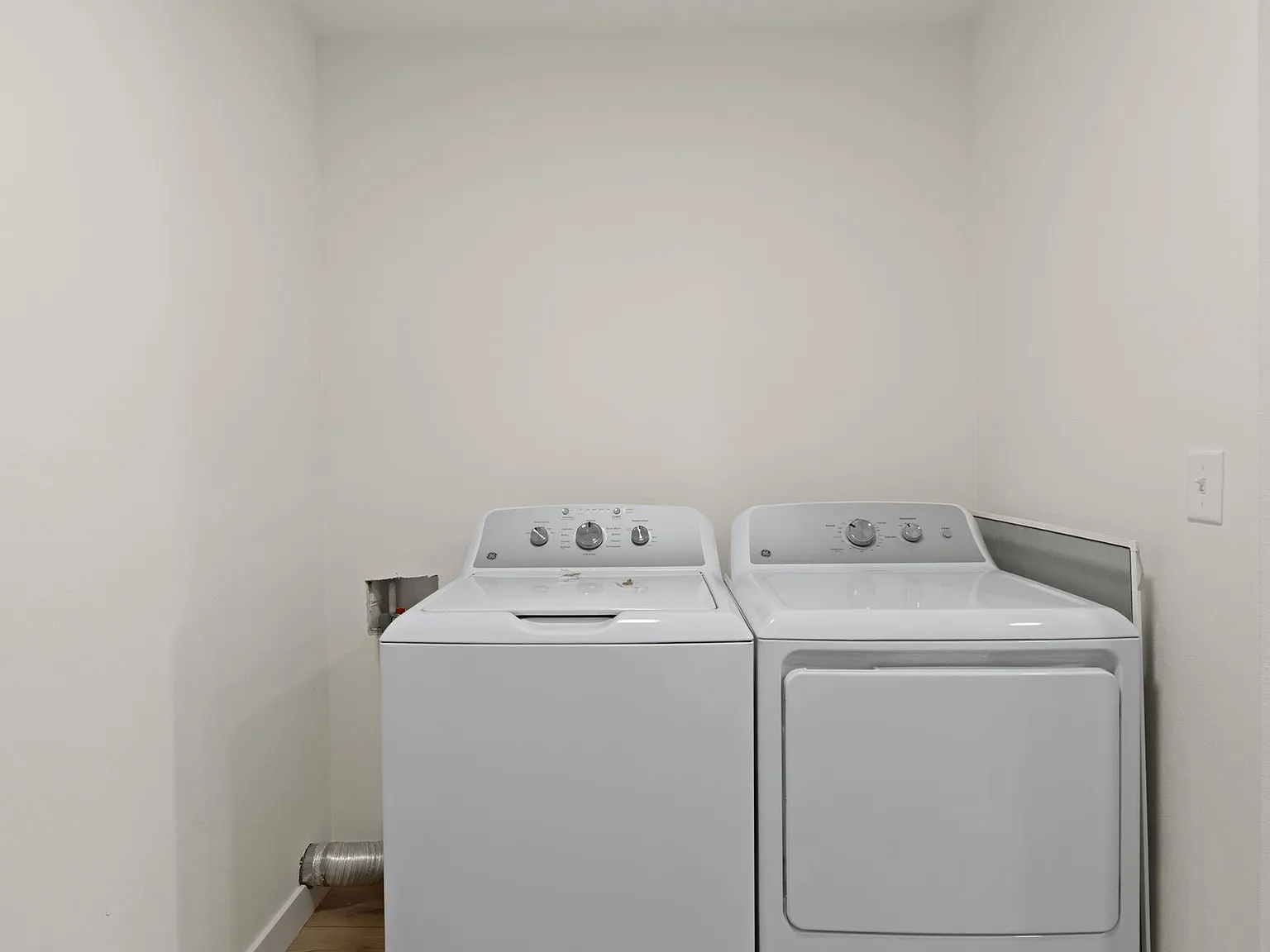 McKinnon Flats Complex Apartments offering 2- & 3-Bedroom units with 2 full baths — Photo 4