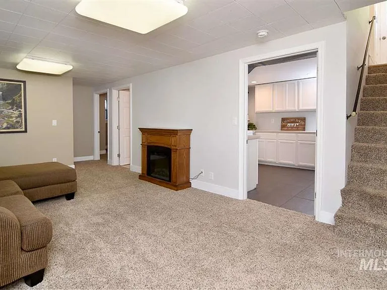 2228 W Frederic St — Photo 10