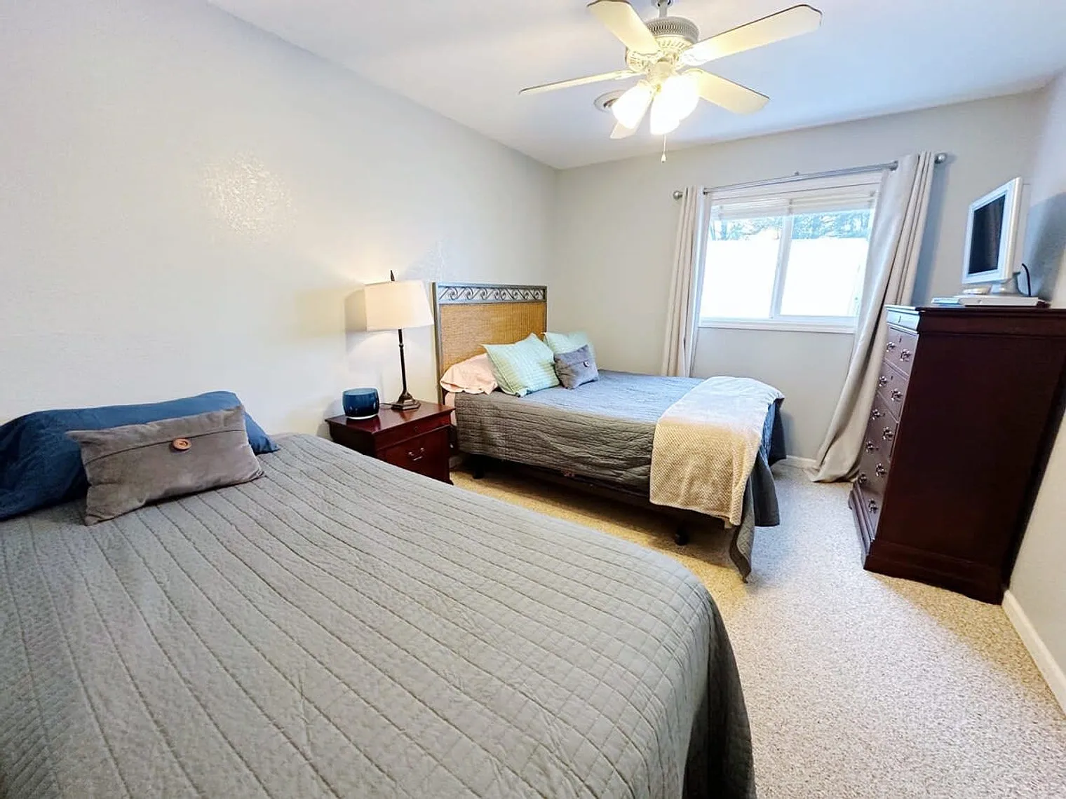 2 bed, 1.0 bath, 893 sqft, $1,056 — Photo 1