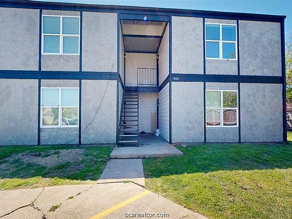 2nd image of 806 Oran Cir APT F