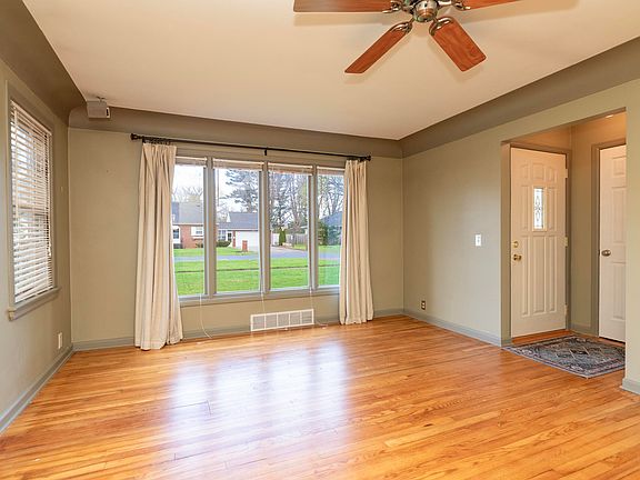 3rd image of 3311 Iroquois Trl