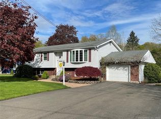 7 Barnett Dr, North Haven, CT 06473