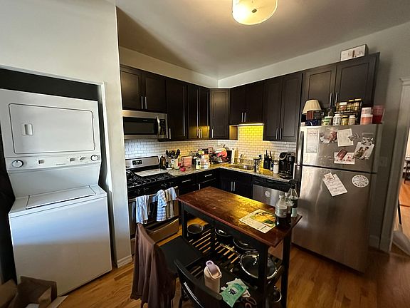 3rd image of 1104 W Oakdale Ave