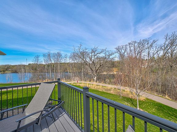 3rd image of 1037 Oakwood Ct