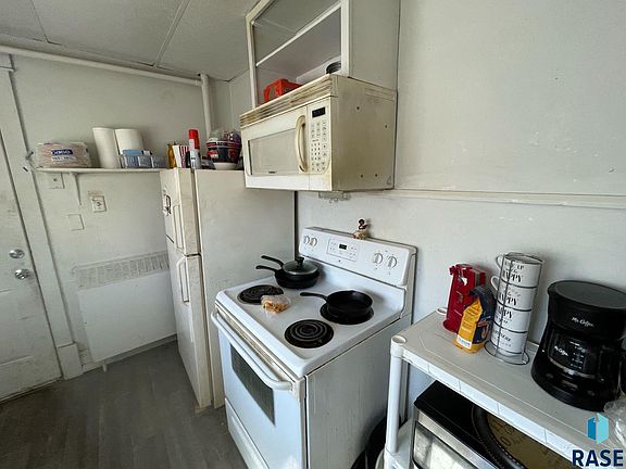 5th image of 207 W 14th St