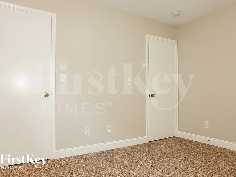 1033 Kings Mountain Ln — Photo 13