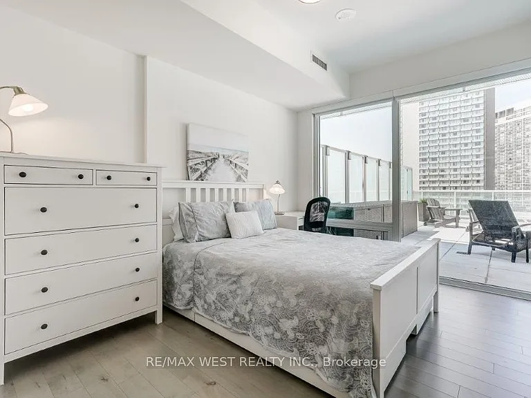 15 Queens Quay E #1006 — Photo 20