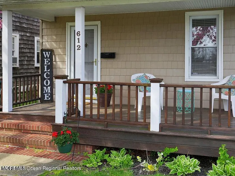 612 Sylvania Ave — Photo 8