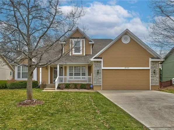15749 S Stagecoach Dr, Olathe, KS 66062