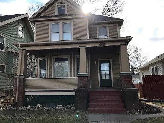 1209 W Locust St photo 1