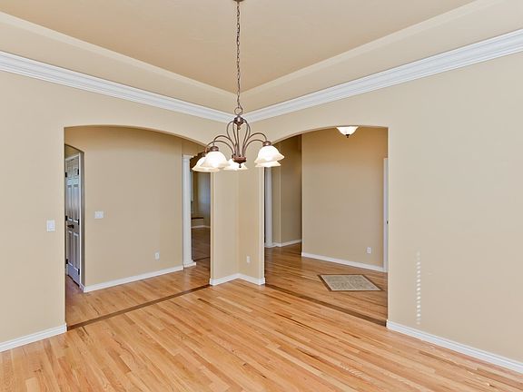 3rd image of 667 Cloverglen Dr