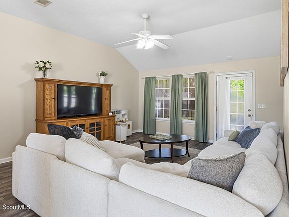 4th image of 217 S Lake Forest Dr