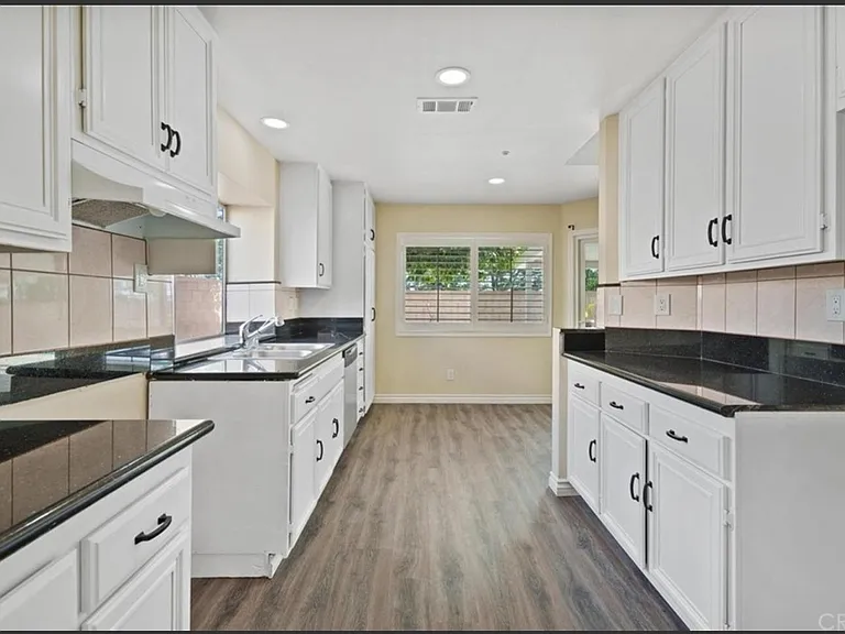 1645 W Victoria St — Photo 11