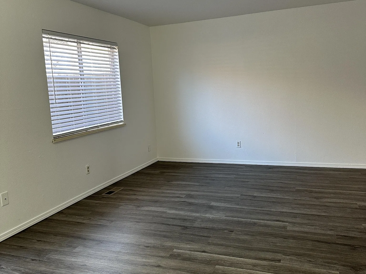 942 Northern Way - 1 — Photo 4